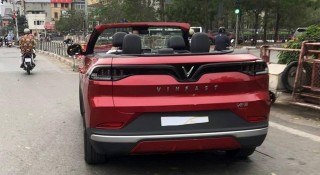 VinFast VF8 phiên bản 'mui trần' xuất hiện trên phố Việt